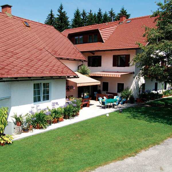Der Königshof,links Keischn und rechts Haupthaus mit Waldstubn